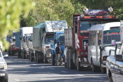 Filas de transporte pesado en busca de diesel