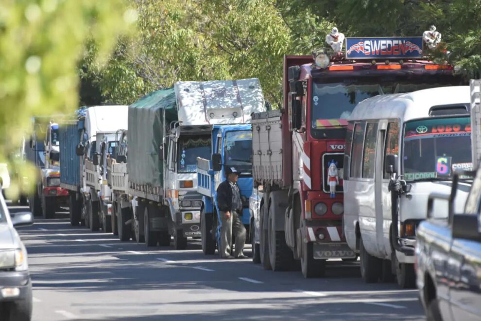 Filas de transporte pesado en busca de diesel
