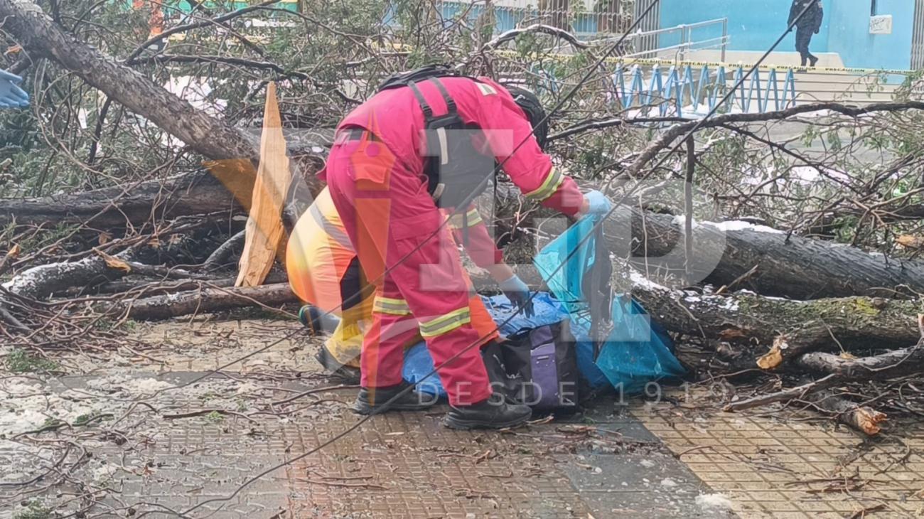 Personal de emergencia y policial evacúan al lugar