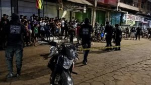 Un grupo de policias en el lugar del hecho