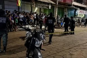Un grupo de policias en el lugar del hecho