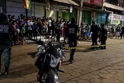 Un grupo de policias en el lugar del hecho