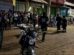 Un grupo de policias en el lugar del hecho