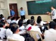 Maestra dictando clases