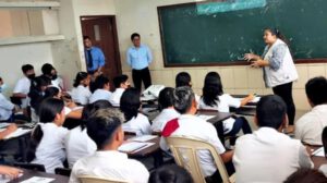 Maestra dictando clases