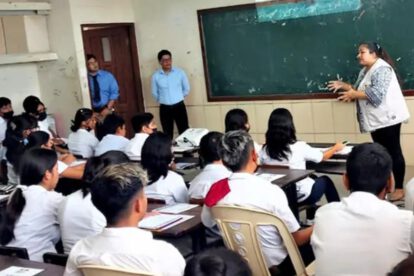 Maestra dictando clases