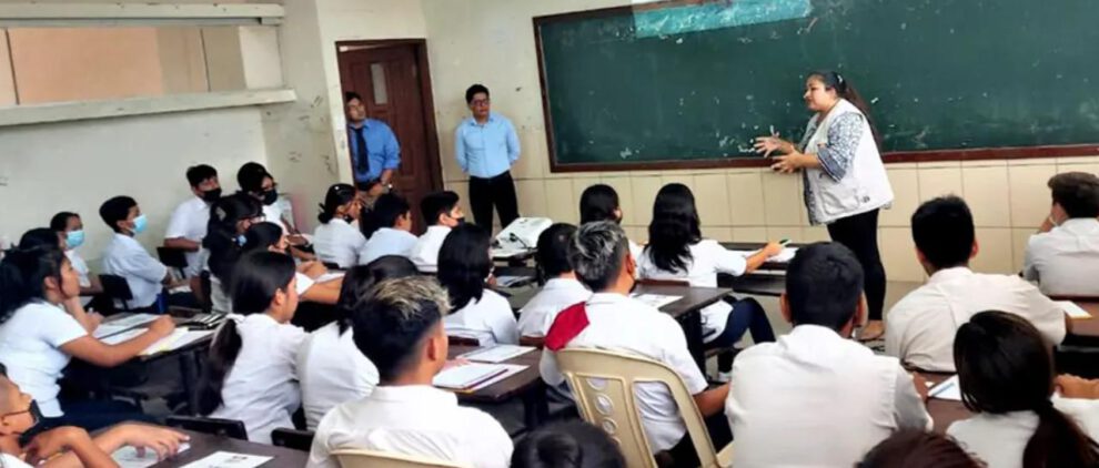 Maestra dictando clases
