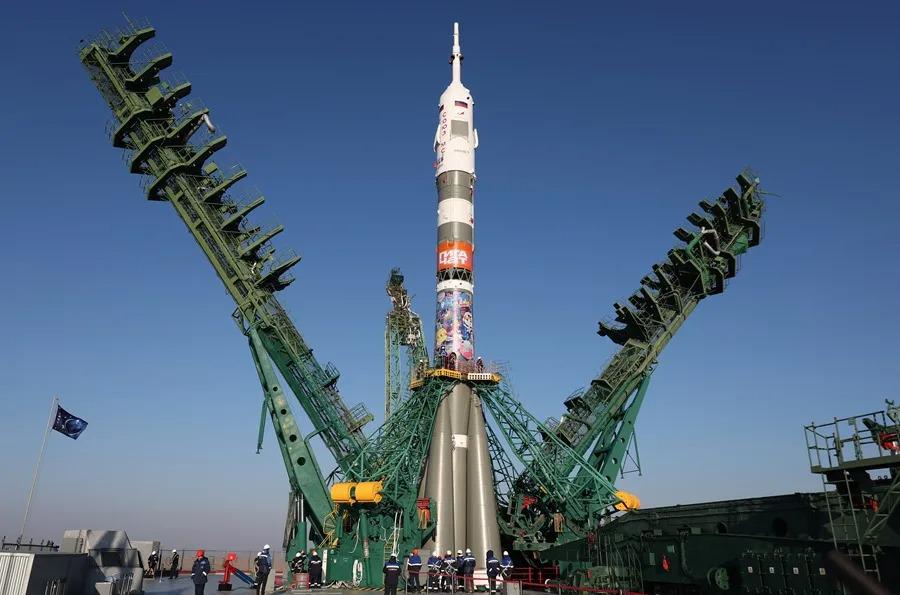 El cohete portador Soyuz-2.1a con la nave espacial Soyuz MS-28