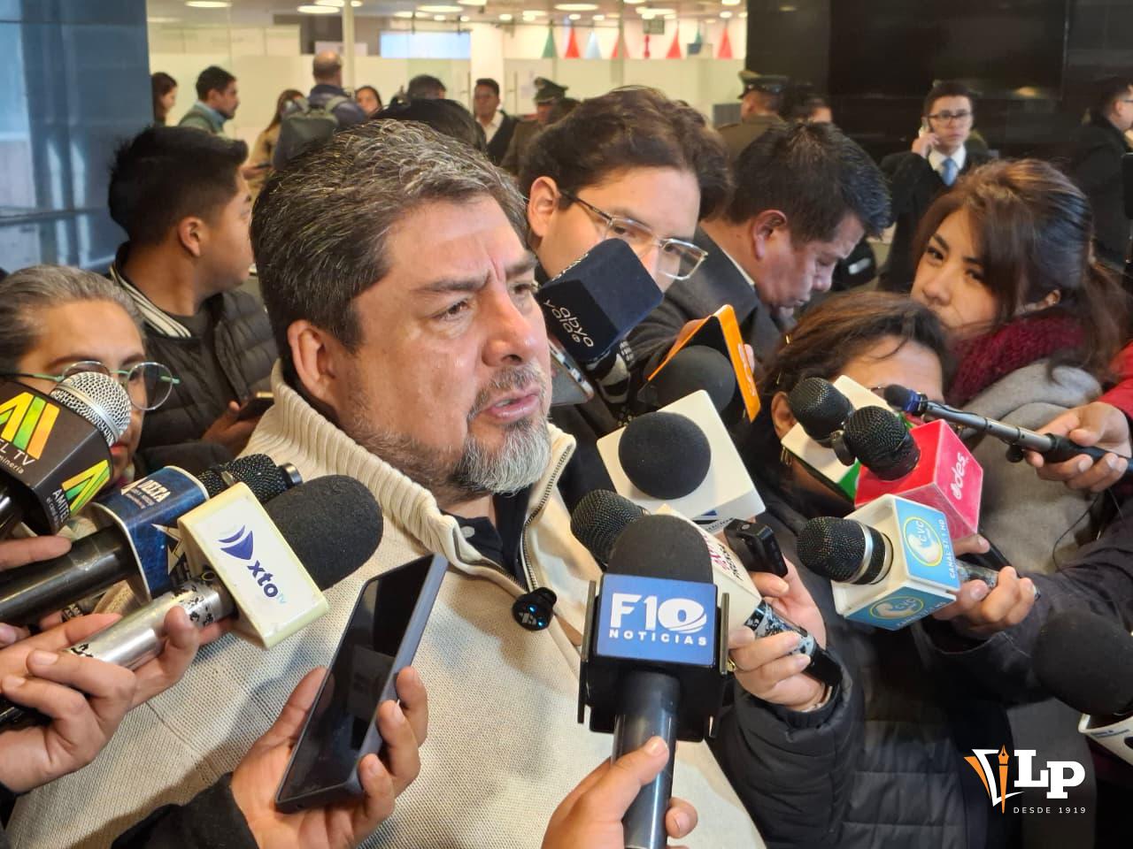 El diputado Zegarra en conferencia de prensa