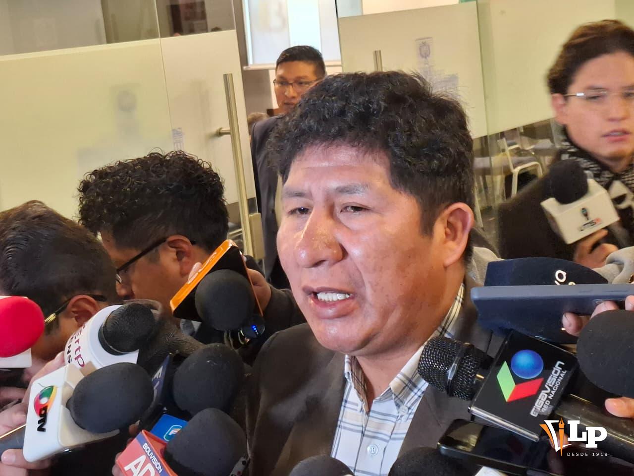 El senador Cochi en conferencia de prensa