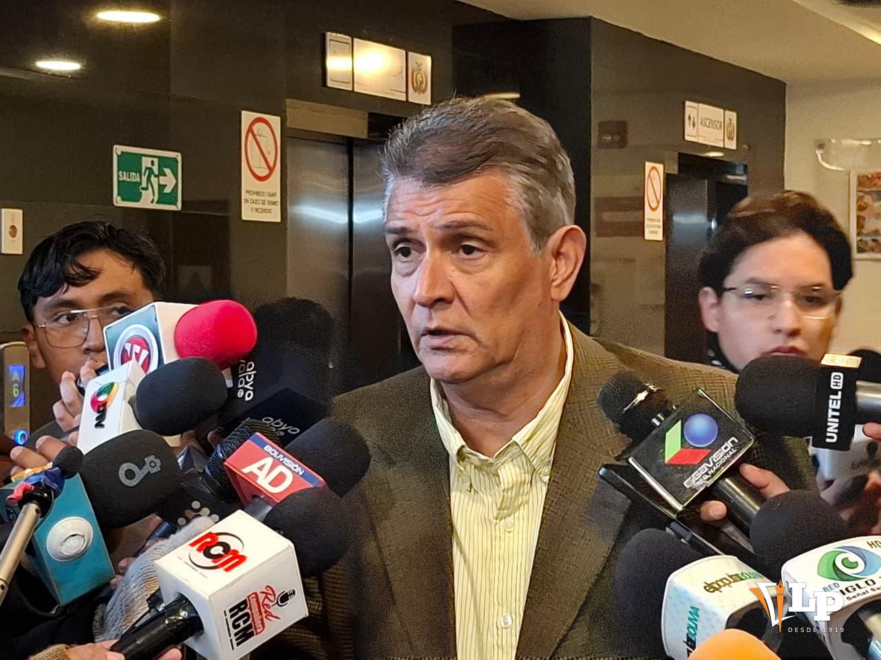 El senador Suarez en conferencia de prensa
