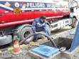 Un operador de YPFB cargando diésel a un surtidor