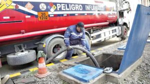 Un operador de YPFB cargando diésel a un surtidor