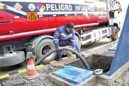 Un operador de YPFB cargando diésel a un surtidor