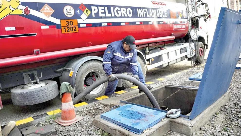 Un operador de YPFB cargando diésel a un surtidor