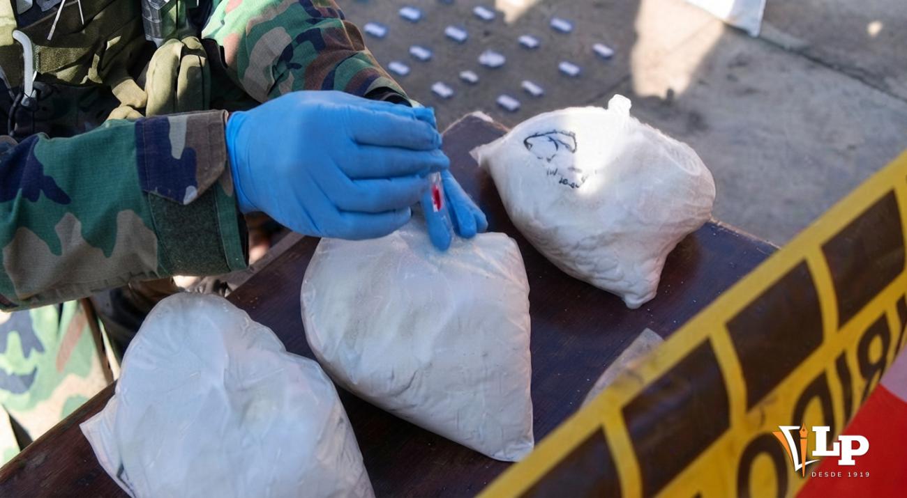 Detalle de la prueba de campo en una de las bolsas de droga