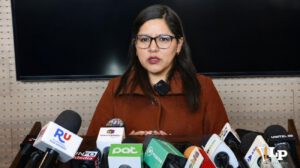 La diputada Claros en conferencia de prensa