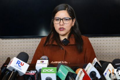 La diputada Claros en conferencia de prensa