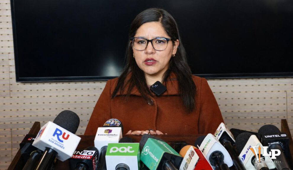 La diputada Claros en conferencia de prensa
