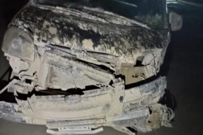 El minibús presenta severos daños frontales tras el accidente
