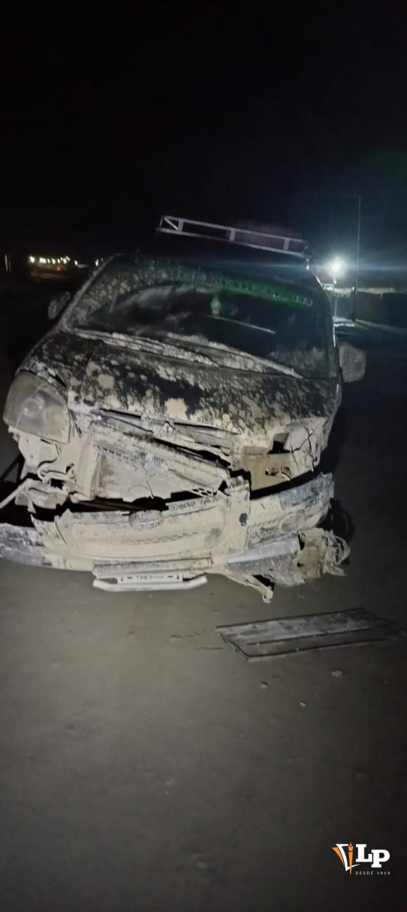 El minibús presenta severos daños frontales tras el accidente