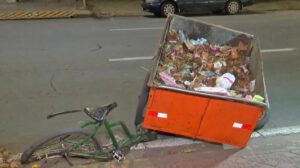 Bicicleta con contenedor de basura