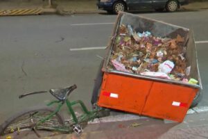 Bicicleta con contenedor de basura