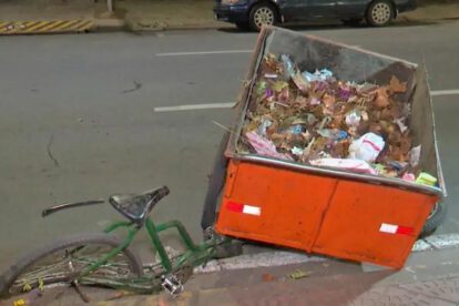 Bicicleta con contenedor de basura