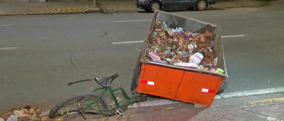 Bicicleta con contenedor de basura