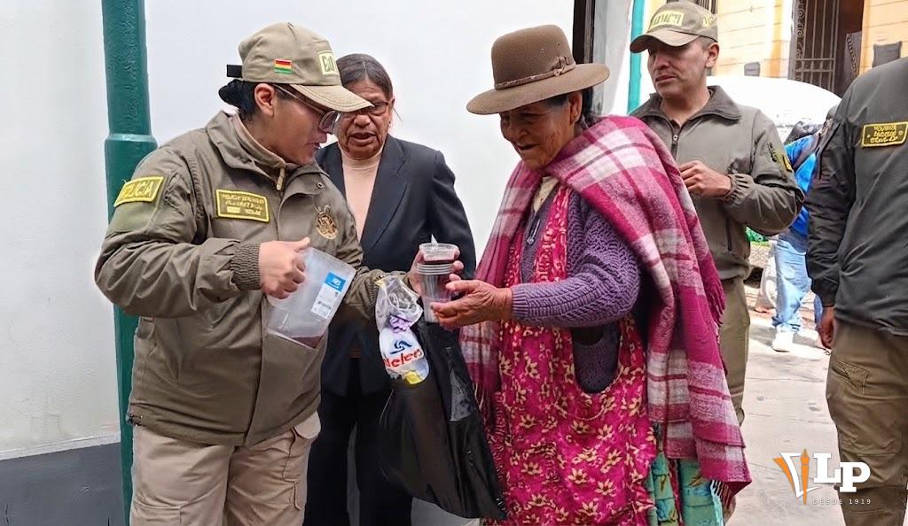 Entrega de mantillas y café a vendedoras de la calle