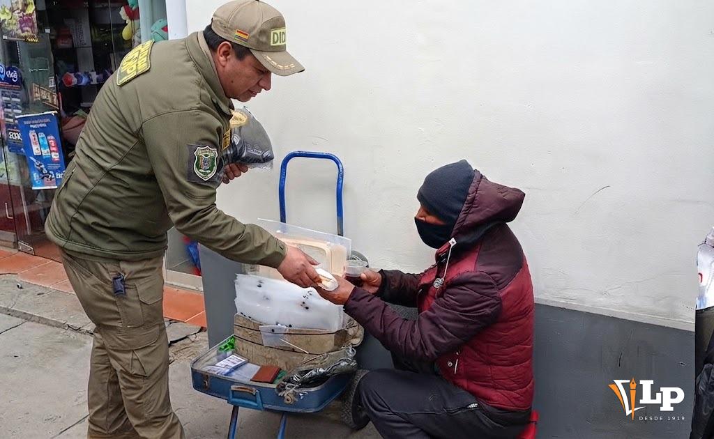 Acción solidaria de la policía hacia un comerciante de Oruro