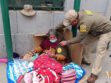 Miembro de la DIDIPI coloca una manta a una persona
