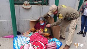 Miembro de la DIDIPI coloca una manta a una persona