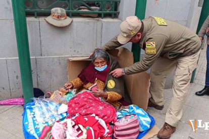 Miembro de la DIDIPI coloca una manta a una persona