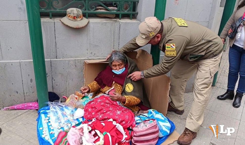 Miembro de la DIDIPI coloca una manta a una persona