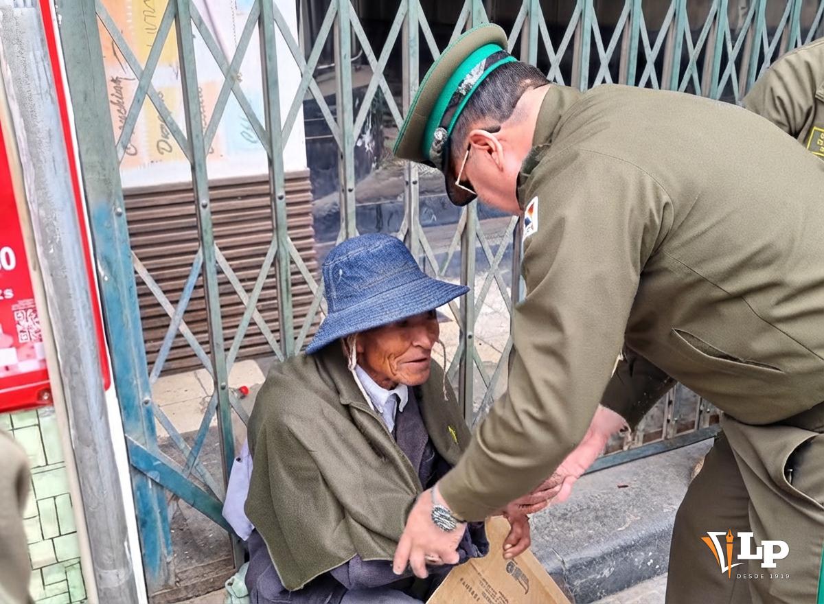 Acción solidaria de la policía hacia un comerciante informal