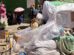 Contenedor de basura cubierto y personas