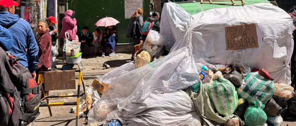 Contenedor de basura cubierto y personas