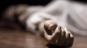 Fiscalía indaga deceso de una mujer tras consumo de alcohol