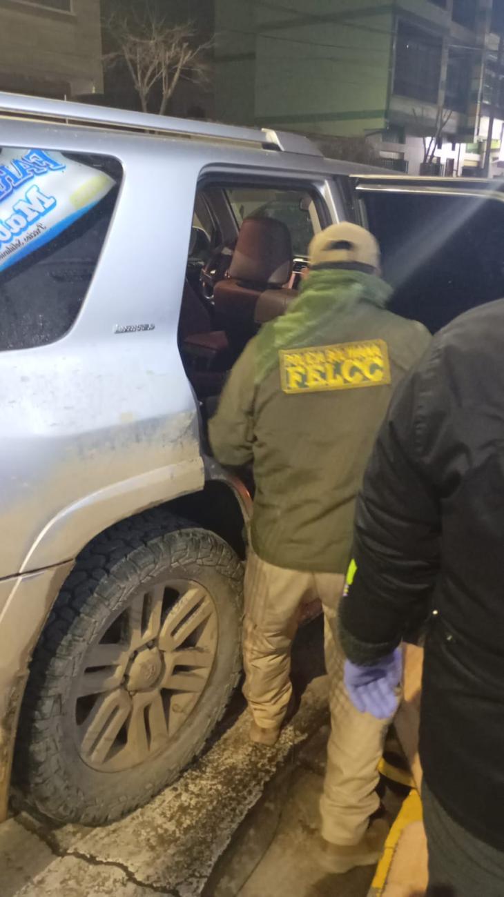 Efectivos de la Felcc realizan el levantamiento del cadáver