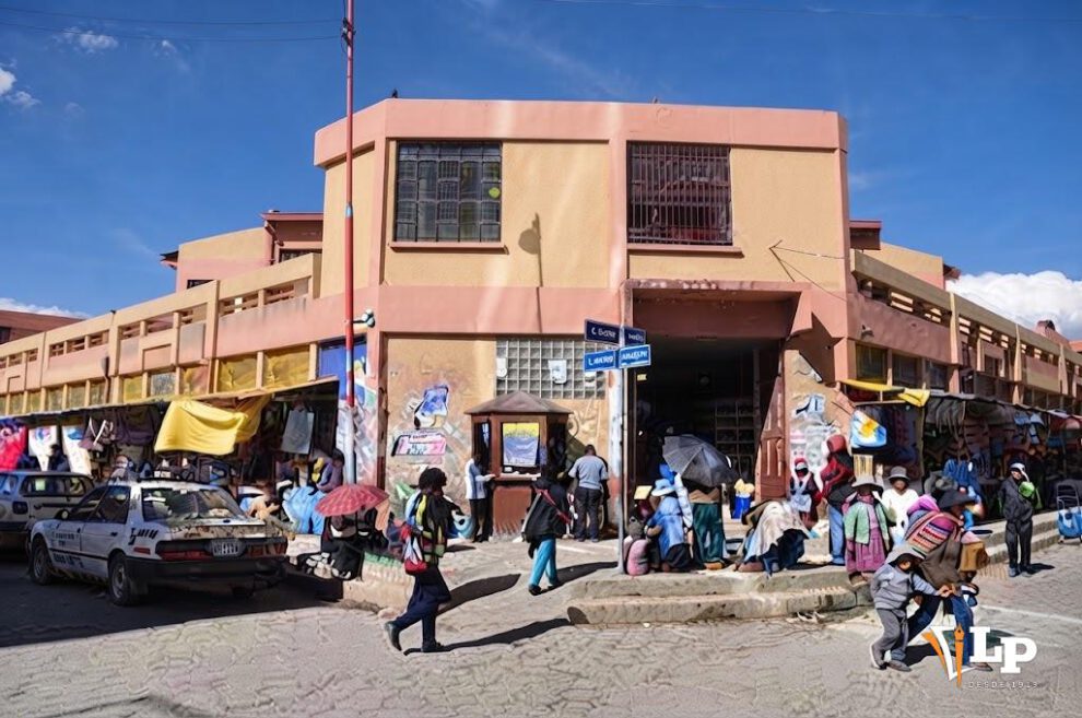Fachada principal del Mercado Bolívar de la ciudad de Oruro