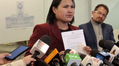 La senadora Pachacute en conferencia de prensa