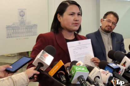 La senadora Pachacute en conferencia de prensa