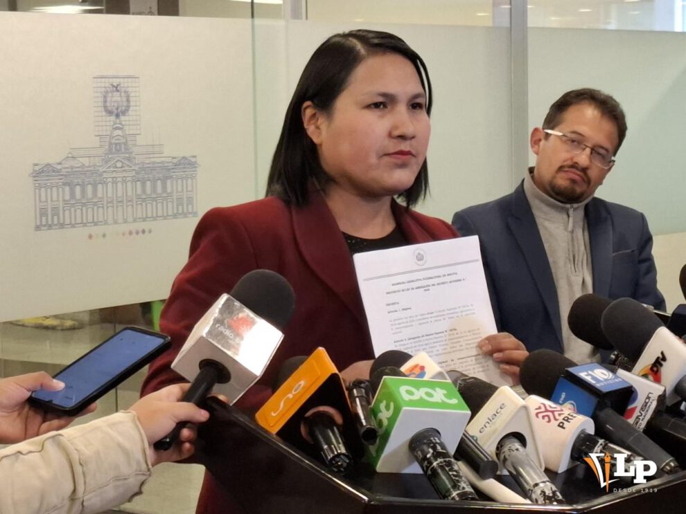 La senadora Pachacute en conferencia de prensa