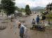 Los aldeanos atraviesan calles inundadas tras una inundación repentina en Trishuli Bazar, distrito de Nuwakot, Nepal,