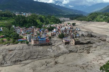 Vista aérea de viviendas dañadas en Trishuli Bazar tras una inundación repentina
