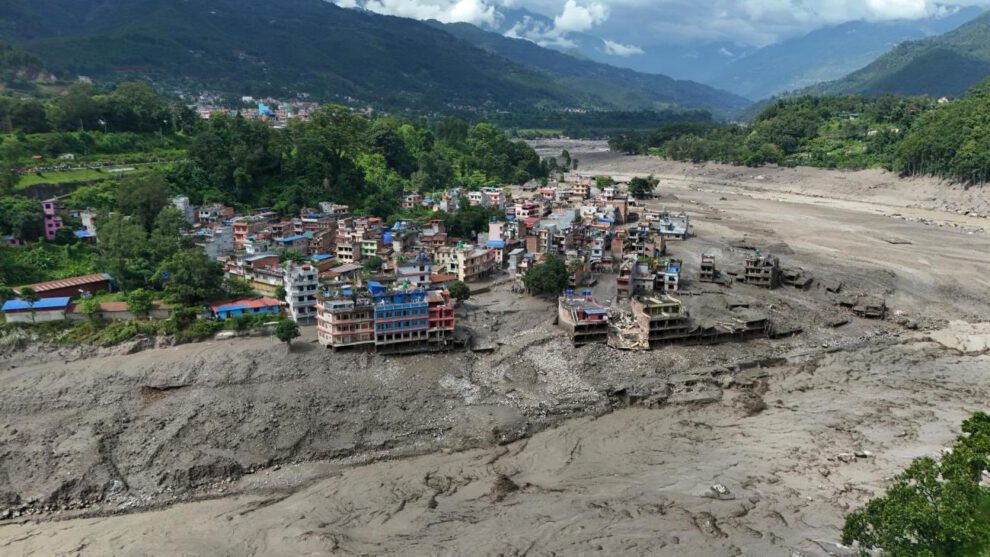 Vista aérea de viviendas dañadas en Trishuli Bazar tras una inundación repentina