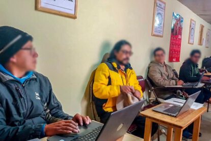 Personas privadas de libertad participando en actividades académicas dentro de un centro penitenciario