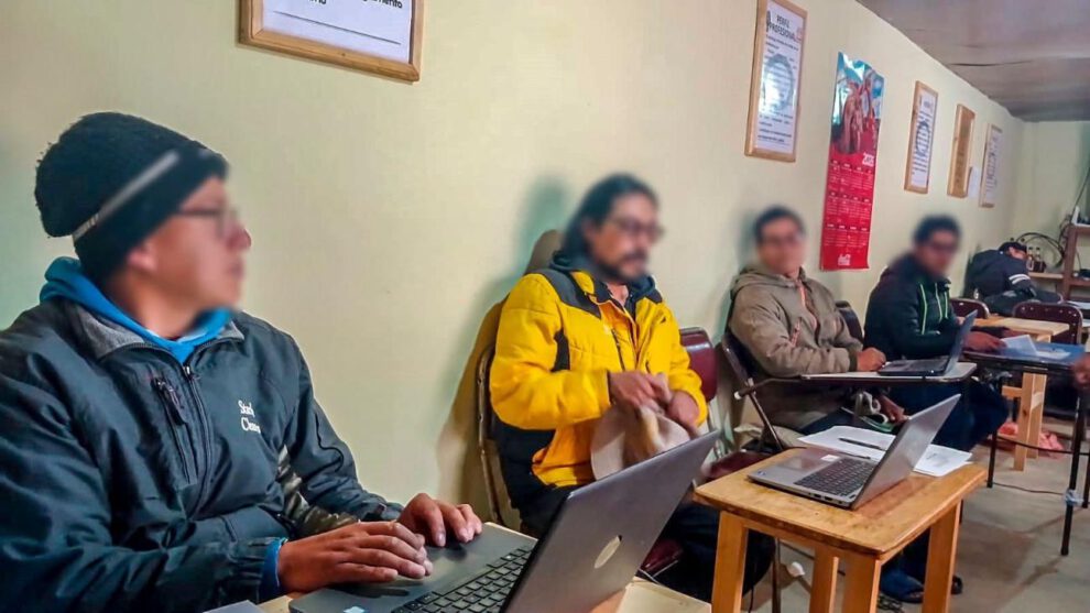 Personas privadas de libertad participando en actividades académicas dentro de un centro penitenciario