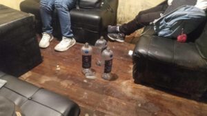 personas en una sala consumiendo bebidas alcoholicas
